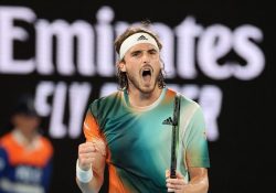 Tsitsipas sufre para pasar a cuartos de final en Australia
