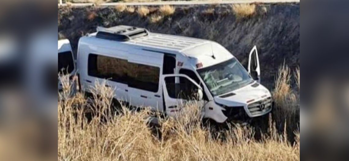 Se accidenta camioneta del IMSS; trasladaba 19 pacientes a Ciudad Obregón