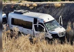 Se accidenta camioneta del IMSS; trasladaba 19 pacientes a Ciudad Obregón