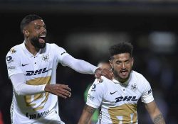 Pumas propina endiablada goleada y toma el liderato