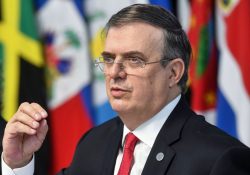 Ebrard, Persona del Año 2021 por demanda contra fabricantes de armas