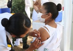 Posponen vacunación de refuerzo contra covid-19 para maestros