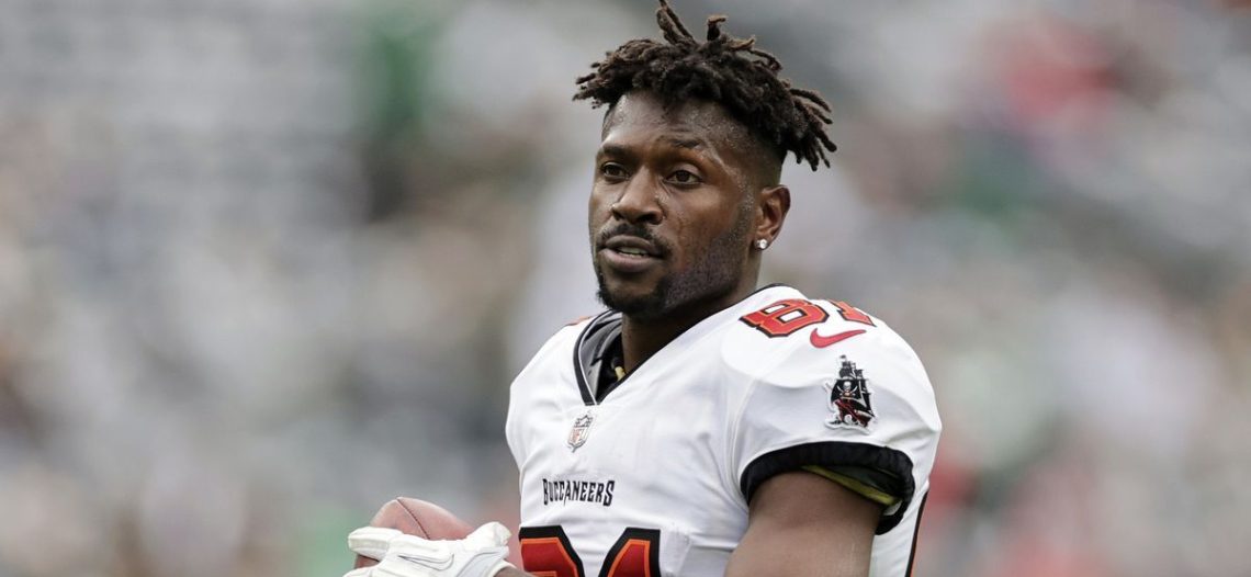 Antonio Brown enloquece y abandona a los Bucaneros en pleno partido