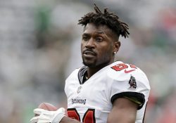 Antonio Brown enloquece y abandona a los Bucaneros en pleno partido