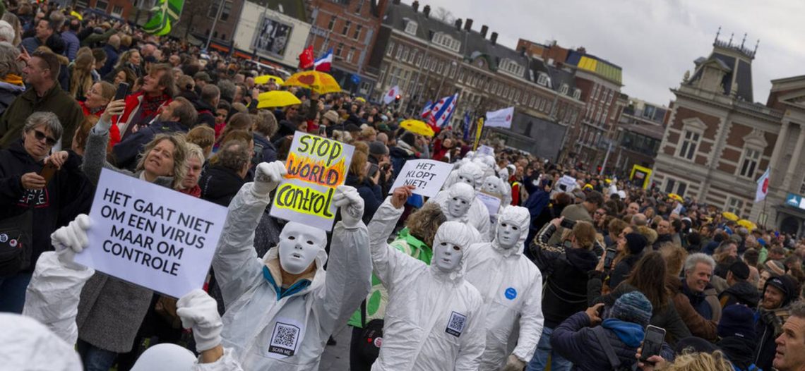 Miles protestan en Holanda contra confinamiento por covid-19
