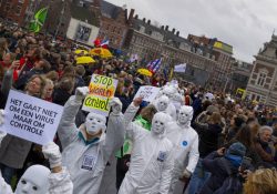 Miles protestan en Holanda contra confinamiento por covid-19