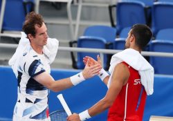 Andy Murray cree que Djokovic debe responder algunas preguntas
