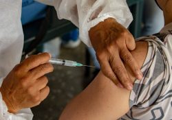 Colombia reduce tiempo para aplicar vacunas de refuerzo covid
