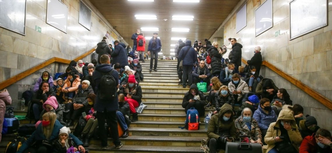 En Ucrania unos buscan huir, otros refugiarse