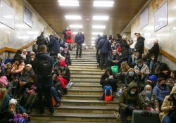 En Ucrania unos buscan huir, otros refugiarse