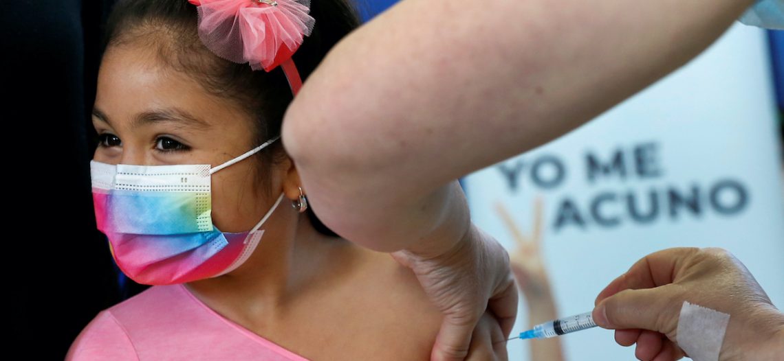 Se aleja posibilidad de vacunar a niños; es población en riesgo, advierten especialistas