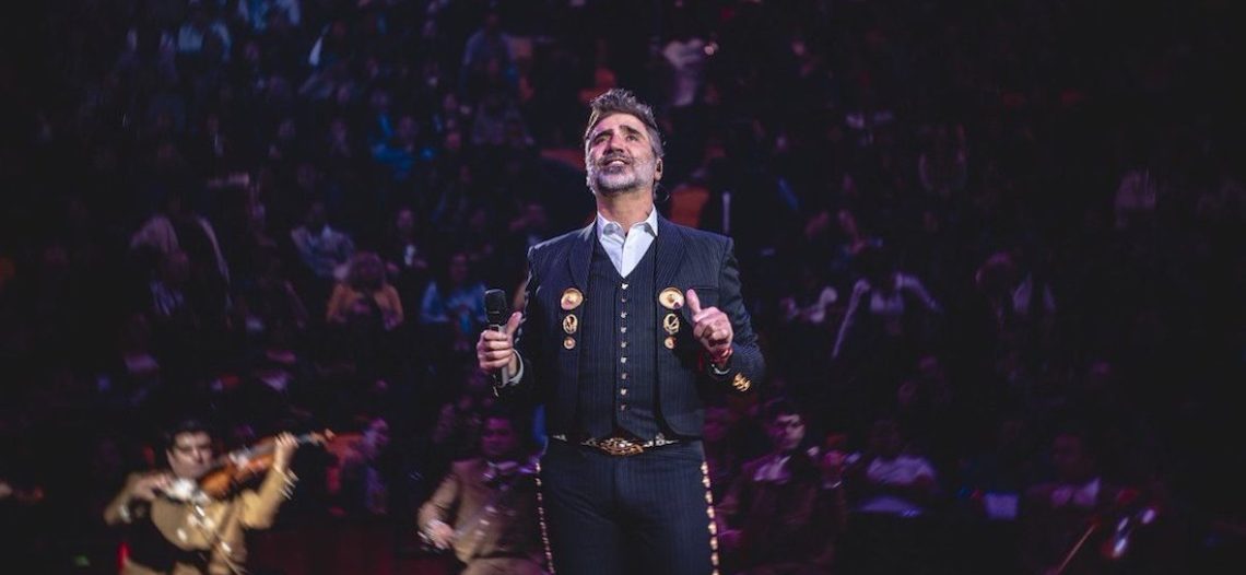 Alejandro Fernández regresa a los palenques y rinde homenaje a Vicente