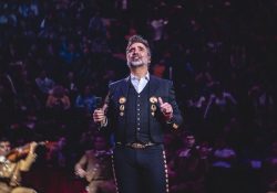 Alejandro Fernández regresa a los palenques y rinde homenaje a Vicente