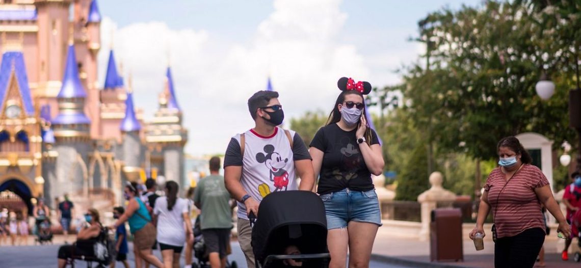 Disneyland California dejará de exigir cubrebocas a vacunados covid