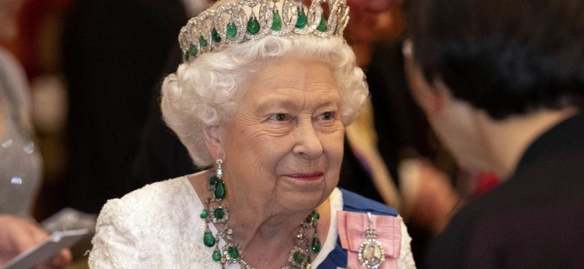 La reina Isabel II tiene covid-19; presenta síntomas ‘leves’