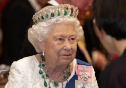 La reina Isabel II tiene covid-19; presenta síntomas ‘leves’