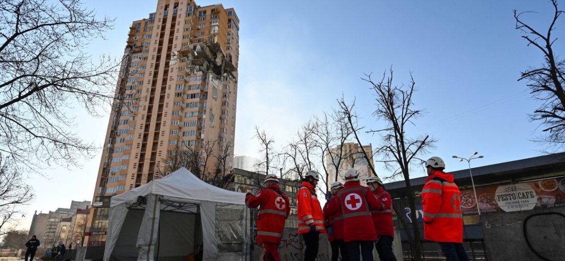 Un misil impacta en edificio residencial en Kiev