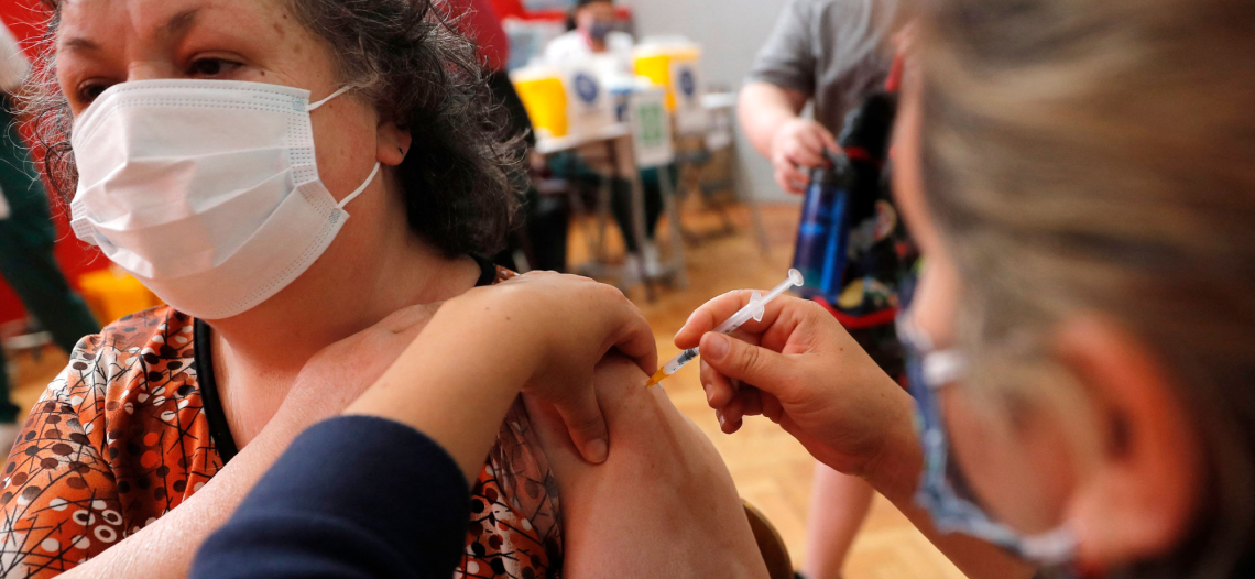 Chile comienza la vacunación masiva de la cuarta dosis en plena ola de contagios