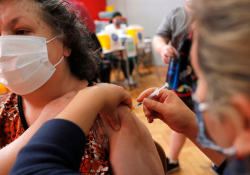 Chile comienza la vacunación masiva de la cuarta dosis en plena ola de contagios