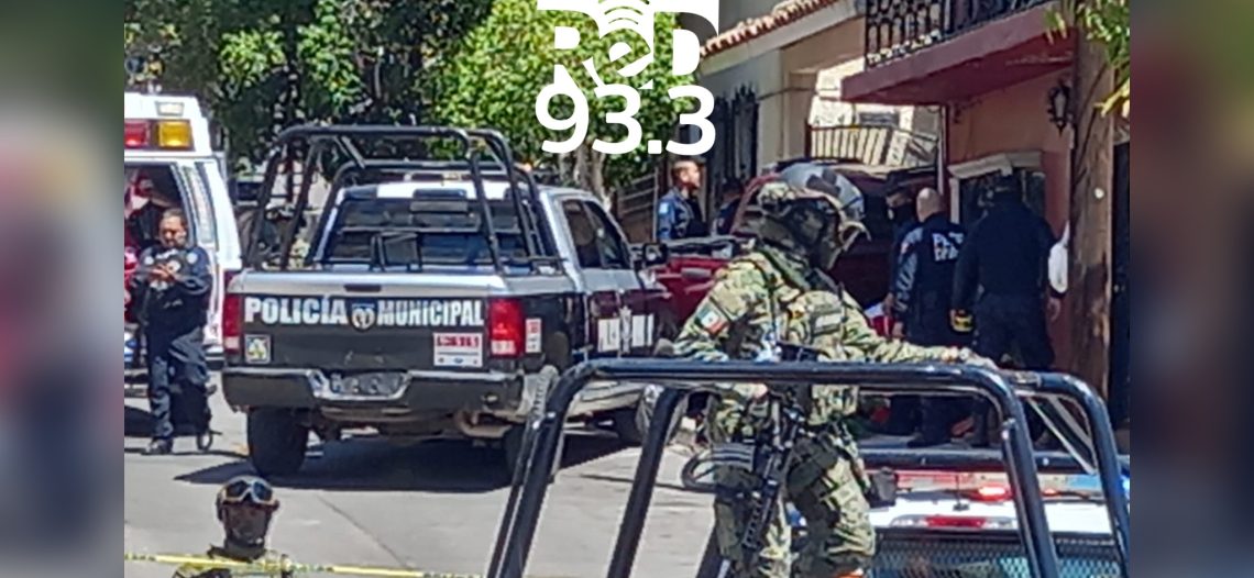 Ataque armado a Pick Up, está termina arrollando a motociclista e impactándose contra vivienda