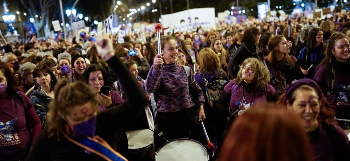 La marcha del 8M une a mamás, médicas y abuelas un solo reclamo