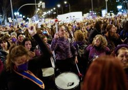 La marcha del 8M une a mamás, médicas y abuelas un solo reclamo
