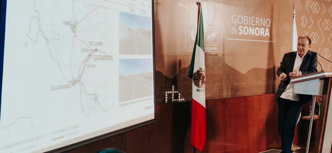 Invita el gobernador a quien tenga “un billetito guardado”, a invertir en carreteras; será un gran negocio, afirma