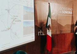 Invita el gobernador a quien tenga “un billetito guardado”, a invertir en carreteras; será un gran negocio, afirma