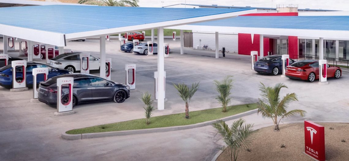 Pone a cargar su Tesla y le cobran 12.6 millones de pesos