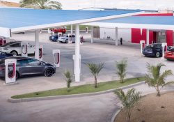 Pone a cargar su Tesla y le cobran 12.6 millones de pesos