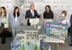 Senadores del PAN Presentan juguete de la casa gris del hijo de AMLO