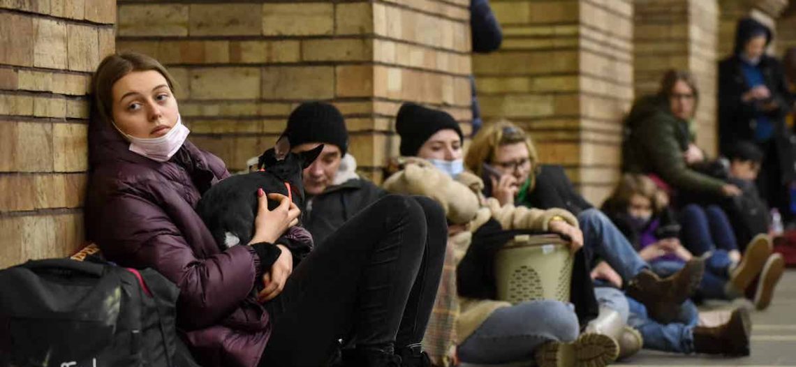 Miles aprovechan breve tregua para huir de ciudades asediadas