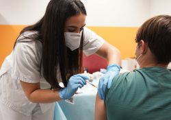 Niñas y niños de 12 años ya serán vacunados contra covid-19