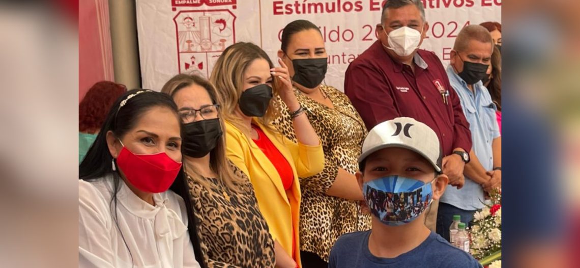“Luis nos cumplió”, dicen estudiantes y reciben mecas educativas gestionadas por el alcalde Fuentes Aguilar