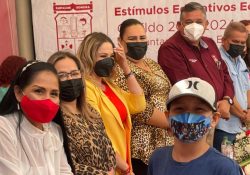 “Luis nos cumplió”, dicen estudiantes y reciben mecas educativas gestionadas por el alcalde Fuentes Aguilar