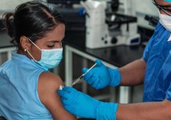 Por Ómicron cada año serían necesarias dosis de refuerzo contra covid