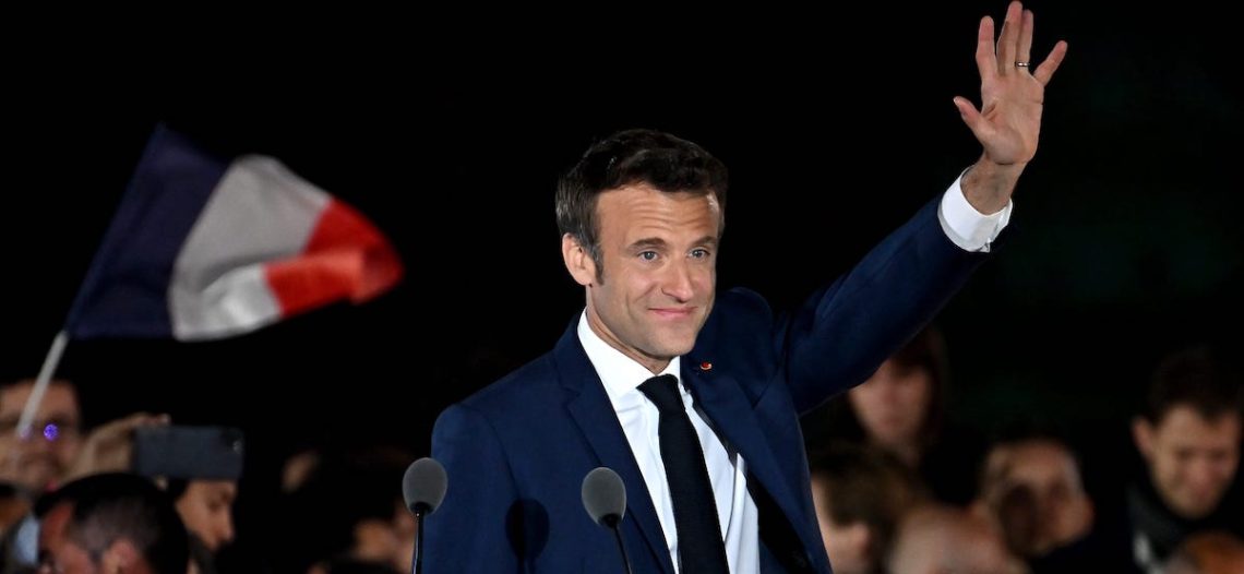 Emmanuel Macron se queda en el elíseo; arrasa en las urnas