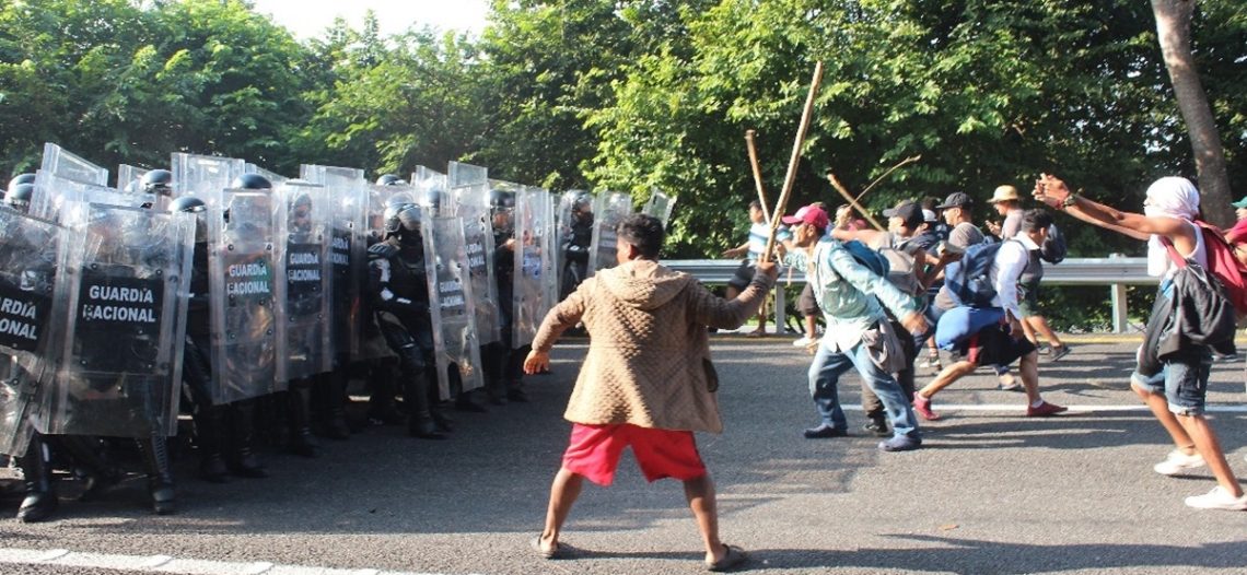 Caravana se enfrenta con GN y Migración