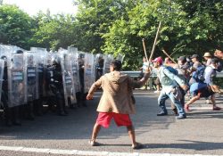Caravana se enfrenta con GN y Migración
