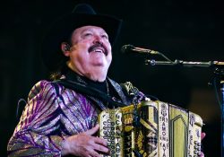 Ramón Ayala pierde el equilibrio y cae en pleno escenario
