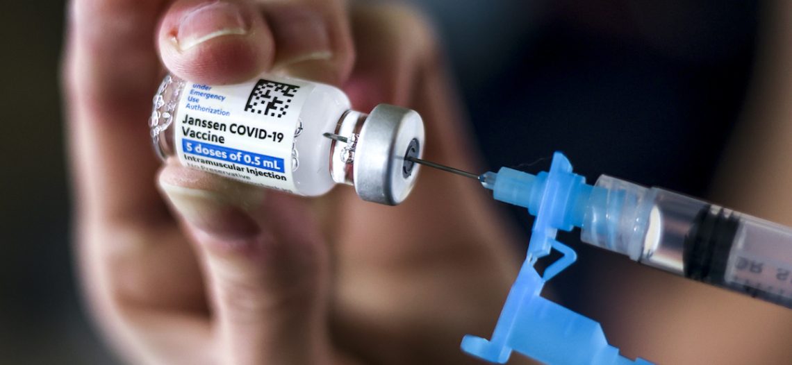 FDA limita uso de vacuna covid Johnson & Johnson; hay riesgo de coágulos