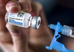 FDA limita uso de vacuna covid Johnson & Johnson; hay riesgo de coágulos