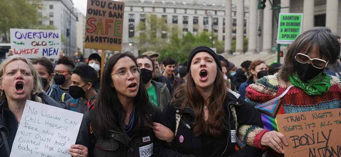 Mujeres marchan a favor del aborto en NY: «Paren la guerra»