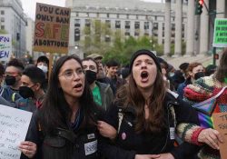 Mujeres marchan a favor del aborto en NY: «Paren la guerra»