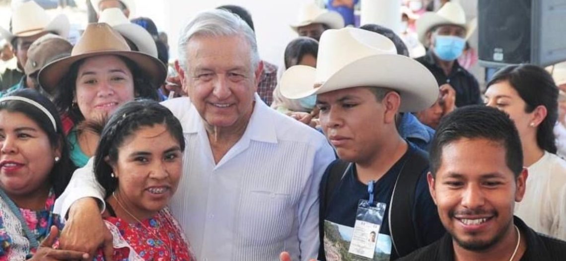 López Obrador retoma contacto físico con simpatizantes en gira por Sonora