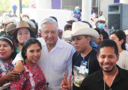 López Obrador retoma contacto físico con simpatizantes en gira por Sonora
