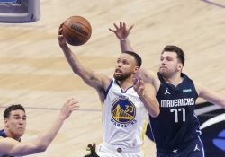 Warriors y Curry se ponen a un paso de las Finales