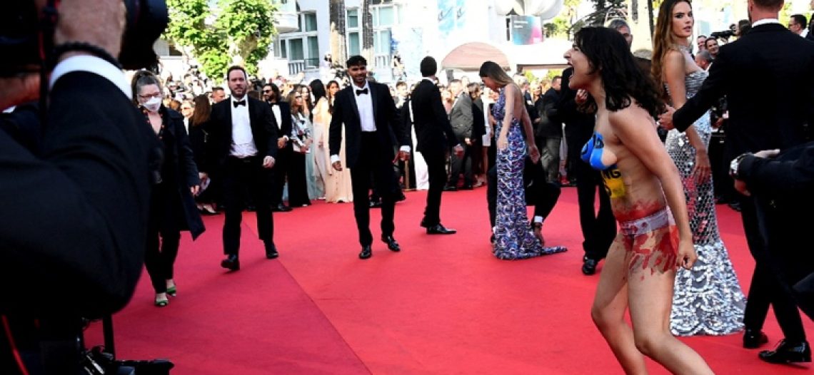 “Dejen de violarnos”: Mujer protesta sin ropa en la alfombra roja de Cannes