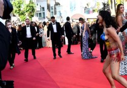 “Dejen de violarnos”: Mujer protesta sin ropa en la alfombra roja de Cannes