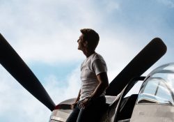 Secuela de ‘Top Gun’ apela a la nostalgia y lidera con éxito la taquilla norteamericana